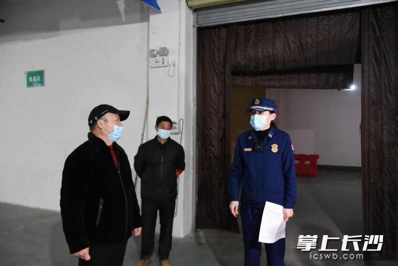2月24日，高新区消防救援大队消防监督员深入企业，指导火灾隐患整改工作。均为长沙晚报全媒体记者 刘琦 摄