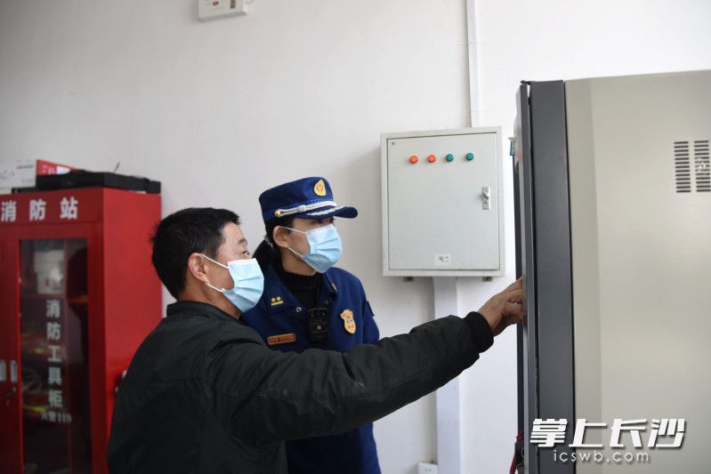 目前，消防控制室主机仍无法远程启动喷淋泵和消火栓泵，需要继续整改。