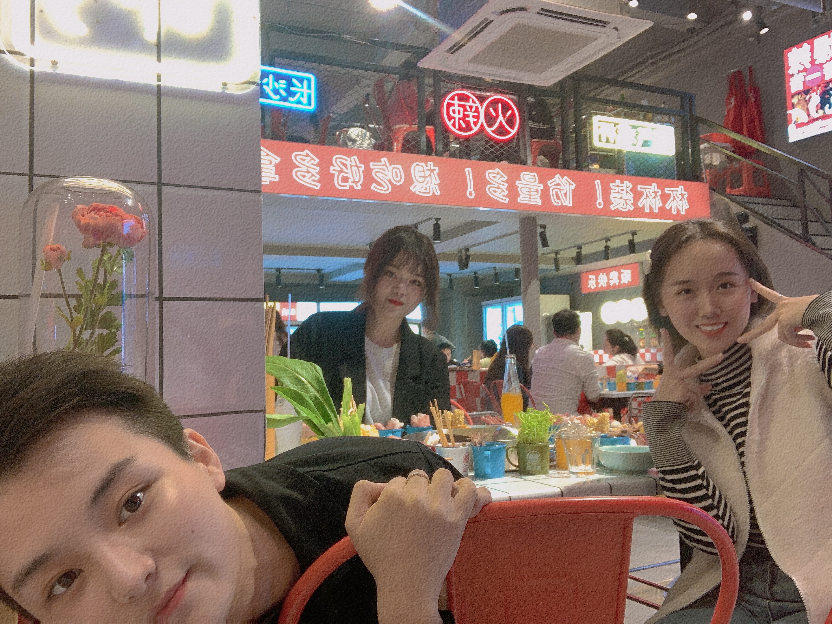 在长沙解放西路的一家杯杯火锅店里，95后白领小田正在和朋友摆拍各种各样的自拍姿势。