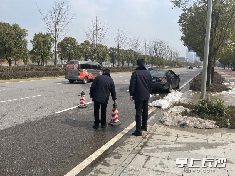 湘江集团现场安保人员发现车辆靠主干道异常停靠。均为长沙晚报通讯员 戴维 供图