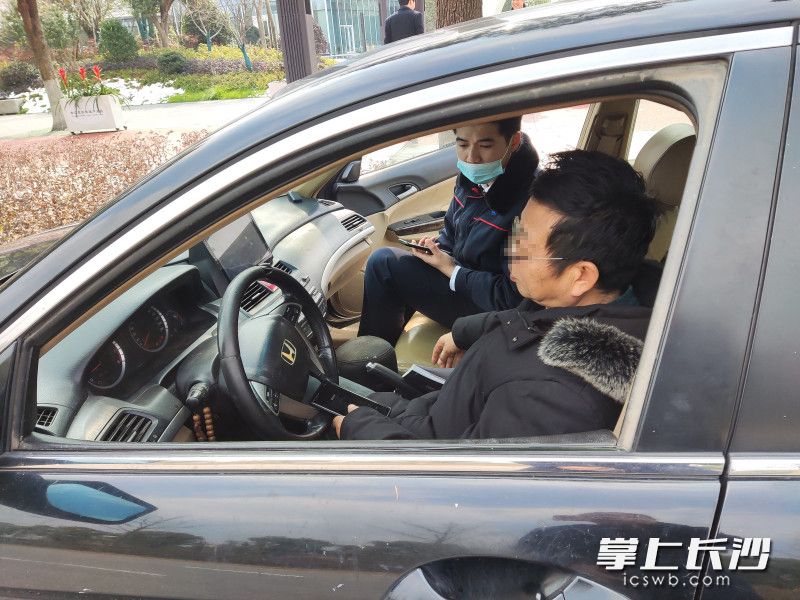 安保人员立即采取应急措施。
