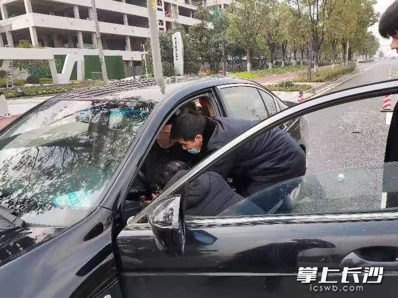 安保人员协助家属转移车主。