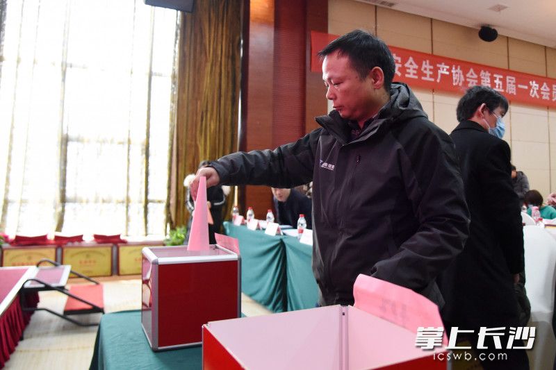 会员投票表决第五届会费标准。