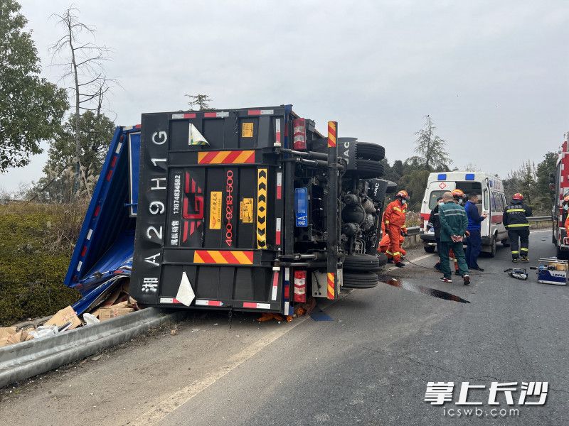 货车发生侧翻，驾驶员被困驾驶室内。均为长沙晚报通讯员 胡宇波 供图