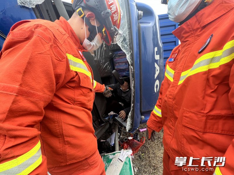 消防救援人员对驾驶室进行扩张破拆，营救被困人员。