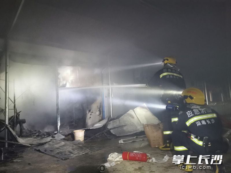 现场，消防救援人员对火势进行控制。长沙晚报通讯员 汤淑 供图