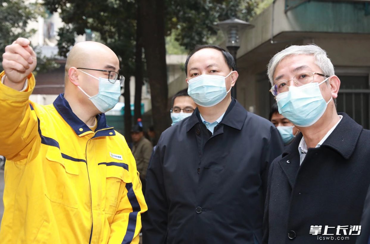 郑建新在芙蓉区文艺路街道乔庄巷和新生村巷调研。  刘书勤 摄