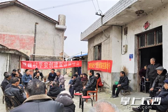 灰汤镇双建村关圣组召开屋场会，镇村干部和村民们共商组级公路修缮等事宜。