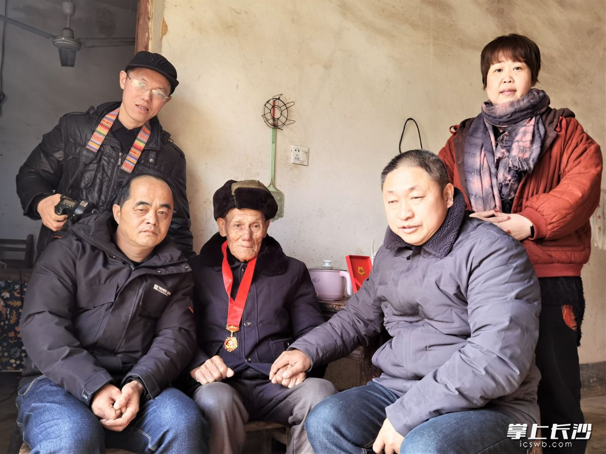 “湖南好人”陈建凯（右二）带领爱心志愿者，上门看望家住坝塘镇繁荣村的志愿军老战士、九旬老党员肖述仁。受访方供图