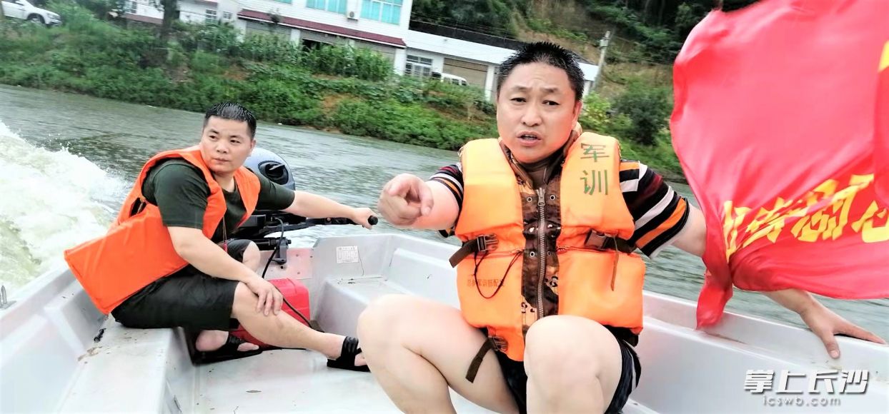 在陈建凯（右一）的带领下，应急救援志愿队走上专业化之路。以下三张图为训练场景。   长沙晚报全媒体记者张禹摄