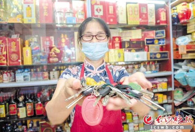 孙美华保管邻里钥匙21年，从未出过差错。长沙晚报全媒体记者 陈飞 摄