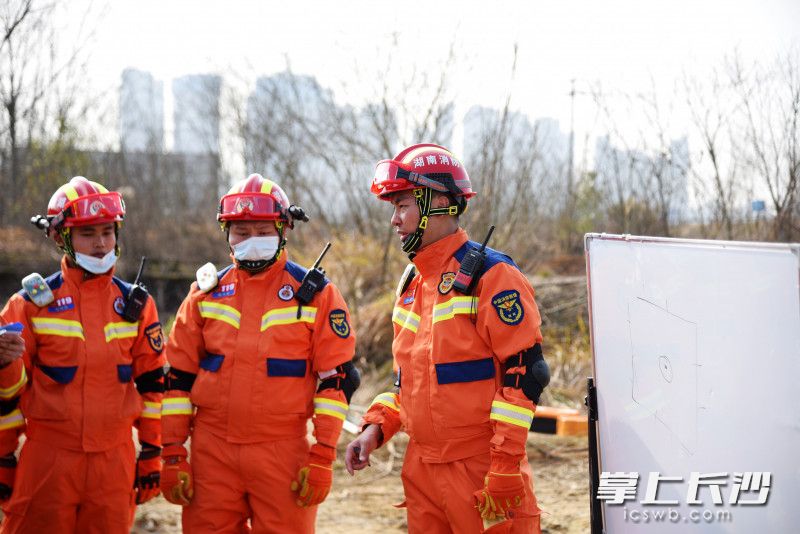 地震演练现场，一名指挥员分配救援任务。  均为长沙晚报全媒体记者刘琦摄