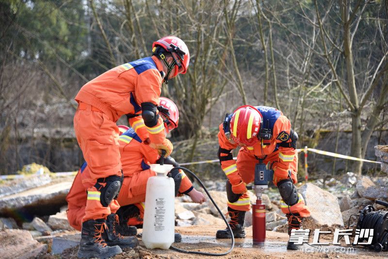 消防救援人员利用破拆、支撑等方法对“被困人员”开展救援。