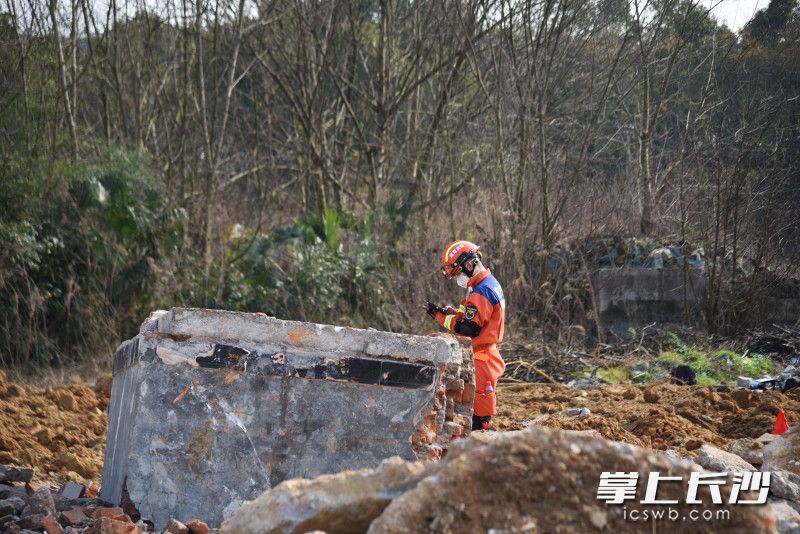 一名消防员在废墟中找寻“生命”。