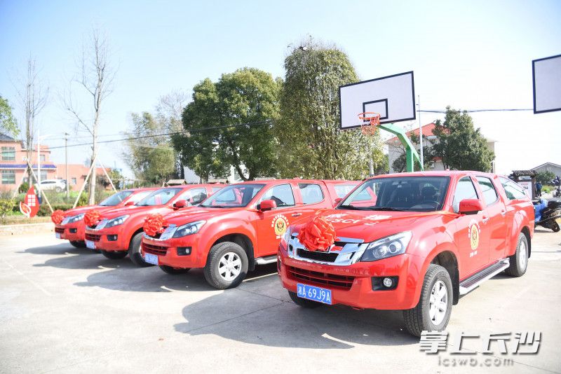 活动现场向4个乡镇配发消防车辆及器材。长沙晚报全媒体记者 刘琦 摄