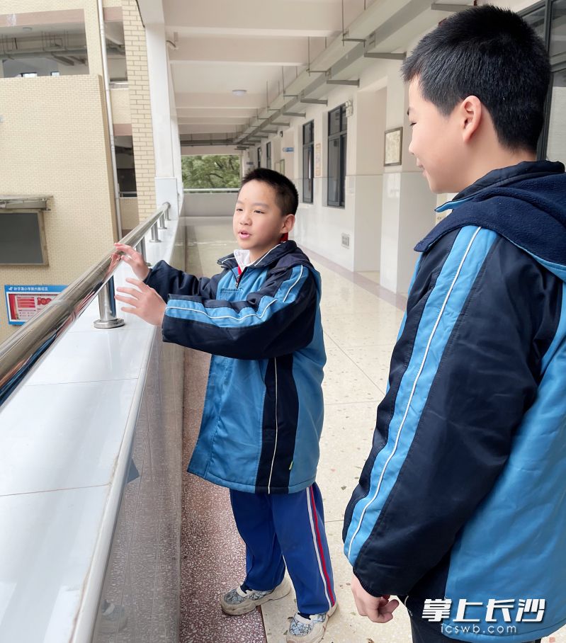 今日，陈思源到走廊边跟记者还原了当天的状况。 长沙晚报实习记者 罗家稷 摄 其他图片均为受访者供图