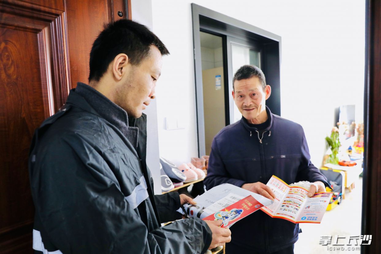 小哥敲门送包裹的同时送平安。     均为长沙晚报通讯员刘望龙供图