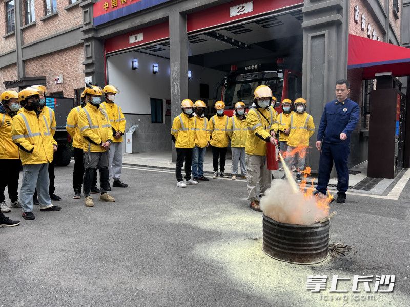 美团外卖小哥到潮宗街消防救援站参加培训，学习消防安全知识。长沙晚报通讯员 嵇田利 供图