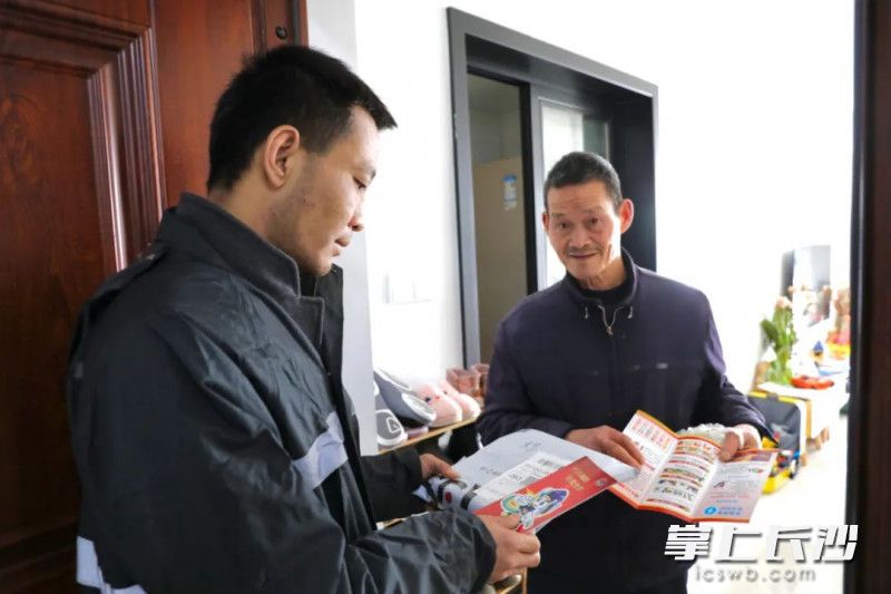 快递小哥在送快递的同时将消防安全知识送上门。开福应急 供图