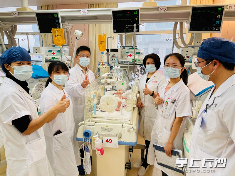 余小何教授团队和程远大副主任医师术后查房。  均为湘雅医院供图