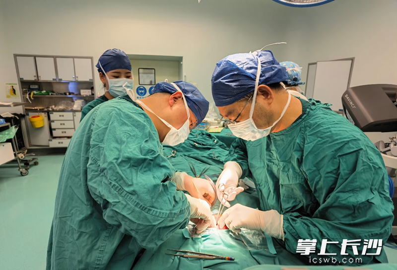 张春芳教授（右一）、程远大副主任医师（左一）团队在为患儿实施手术。