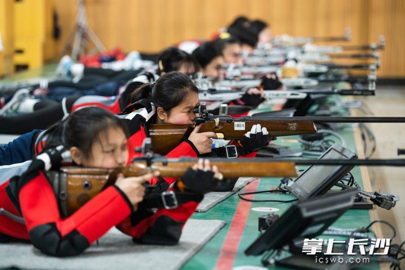 3月1日，在长沙市贺龙体育运动学校，队员们在认真进行射击训练。长沙晚报全媒体记者 黄启晴 郭雨滴 摄