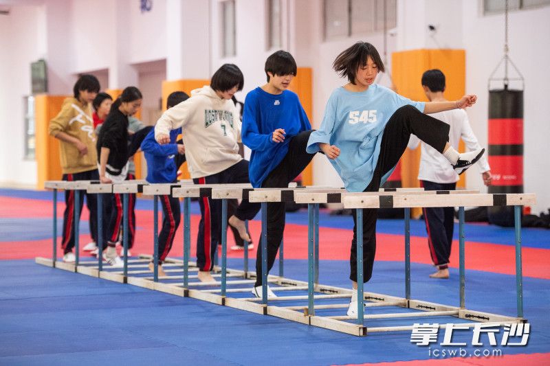 3月2日，在长沙市贺龙体育运动学校跆拳道训练馆，队员正在进行体能训练。长沙晚报全媒体记者 黄启晴 郭雨滴 摄