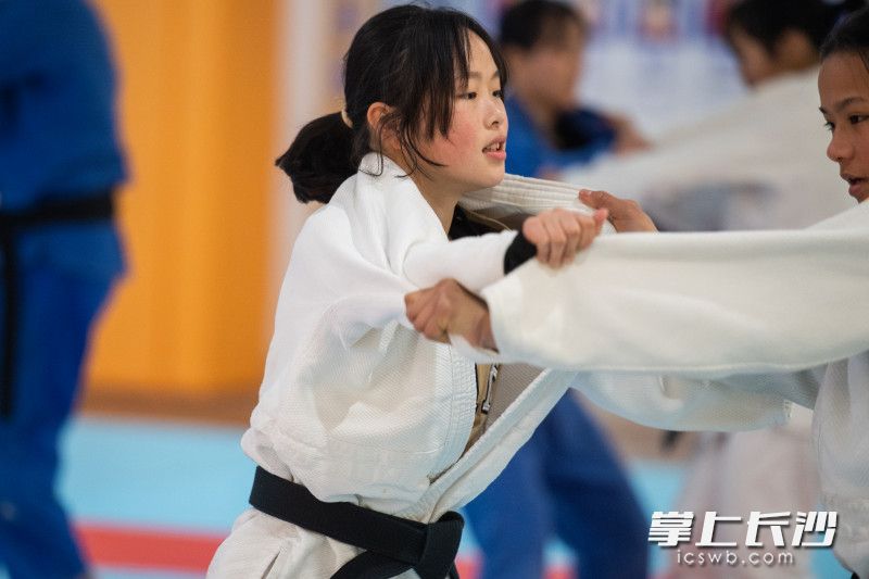 3月2日，在长沙市贺龙体育运动学校柔道训练馆，队员正在进行对抗训练。长沙晚报全媒体记者 黄启晴 郭雨滴 摄