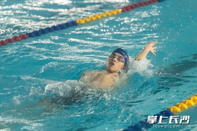 3月2日，冬训期间，在长沙市体育后备人才基地学校长沙市恰雅中学游泳馆里，队员们在长沙市游泳队教练员龚茜指导下进行训练。长沙晚报全媒体记者 黄启晴 郭雨滴 摄