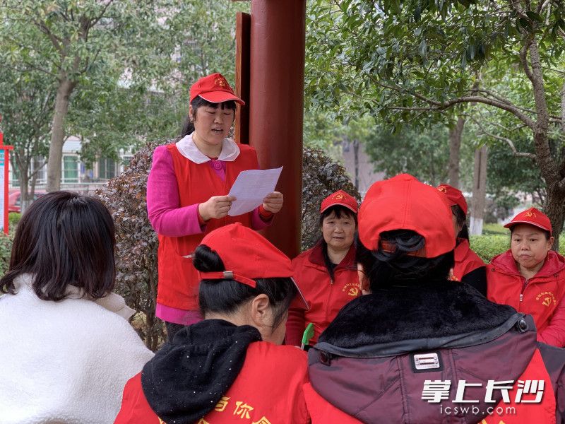 美德片区片长张兰宣读《学雷锋倡议书》。长沙晚报通讯员 徐玲 供图
