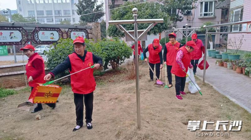 公共区域卫生大扫除坚持了三个年头。长沙晚报通讯员 徐玲 供图