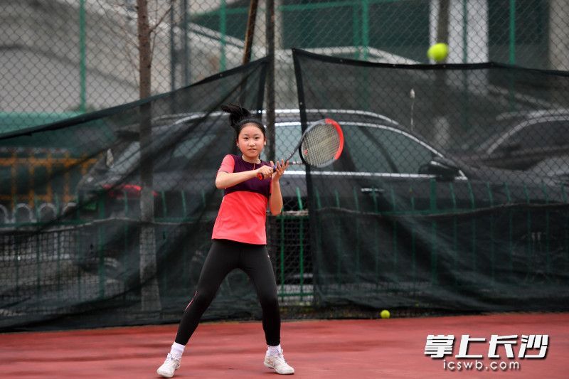 3月4日下午，市体育训练竞赛管理中心网球场内，长沙健儿正在紧张冬训，积极备战省运会。长沙晚报全媒体记者 王志伟 摄
