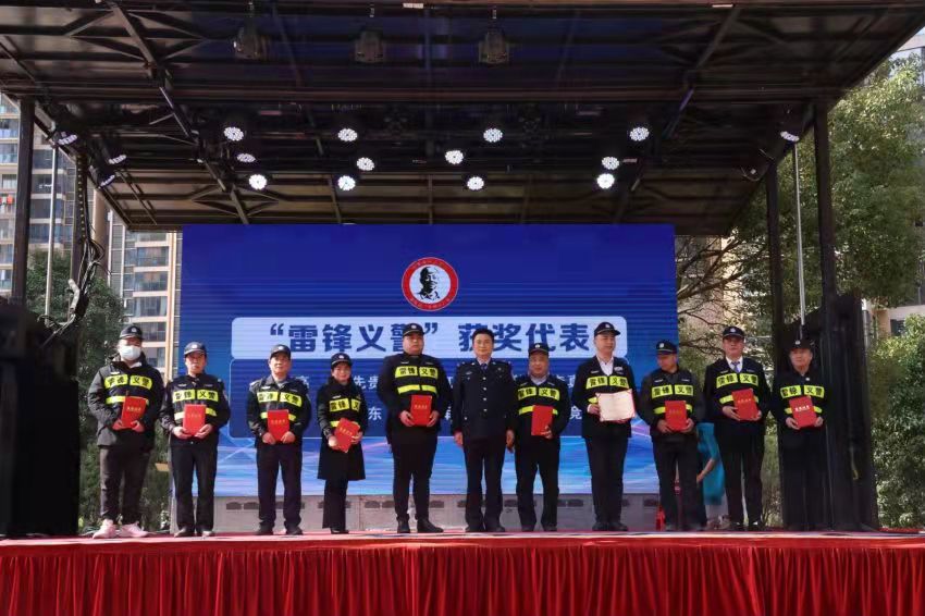 月亮岛街道10位“雷锋义警标兵”受表彰。 