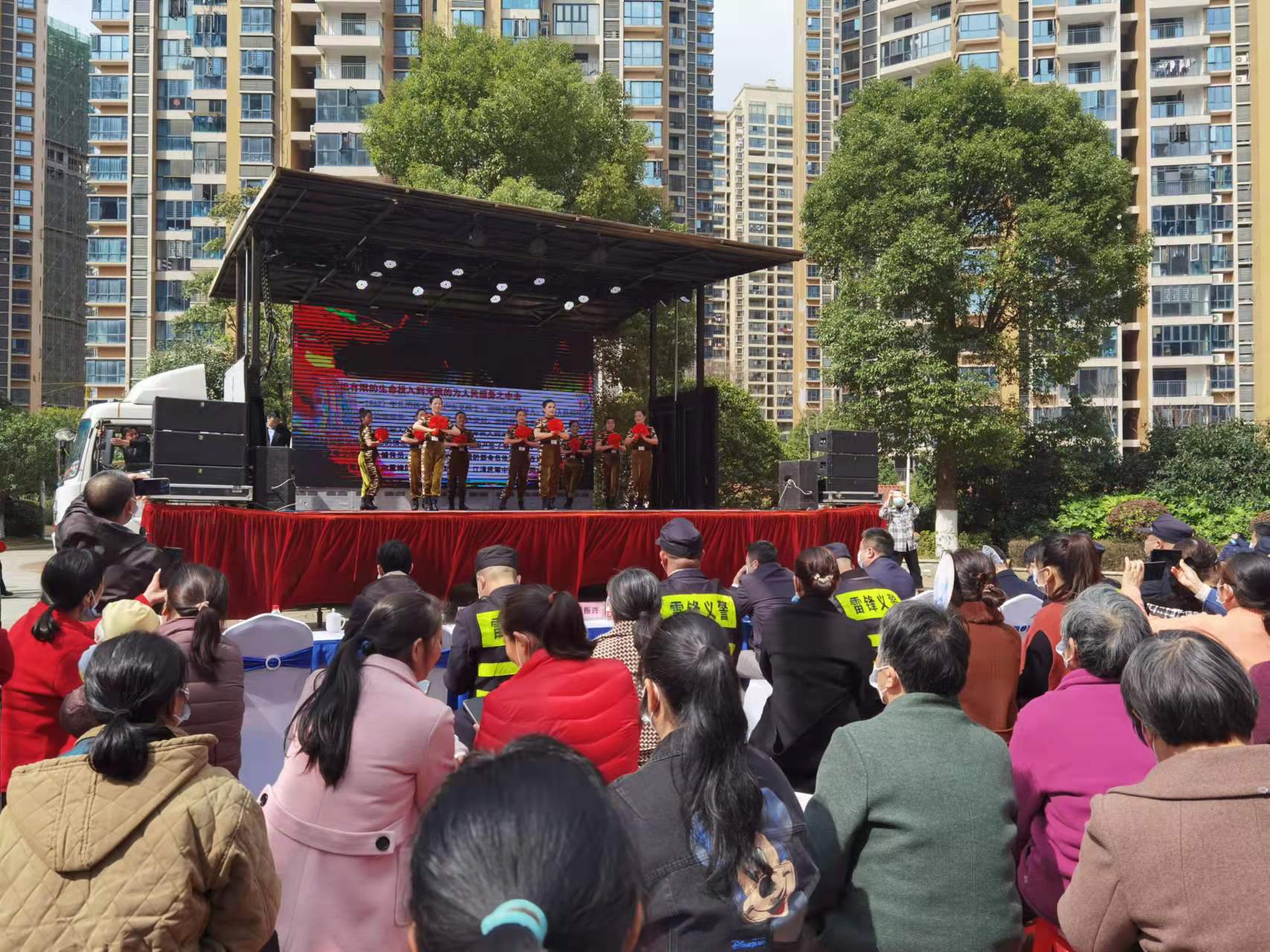 今天，“雷锋志愿者金种子在行动”望城区新时代文明实践进基层活动在月亮岛街道天鹅塘社区新时代文明实践广场举行。长沙晚报全媒体记者 朱华 摄