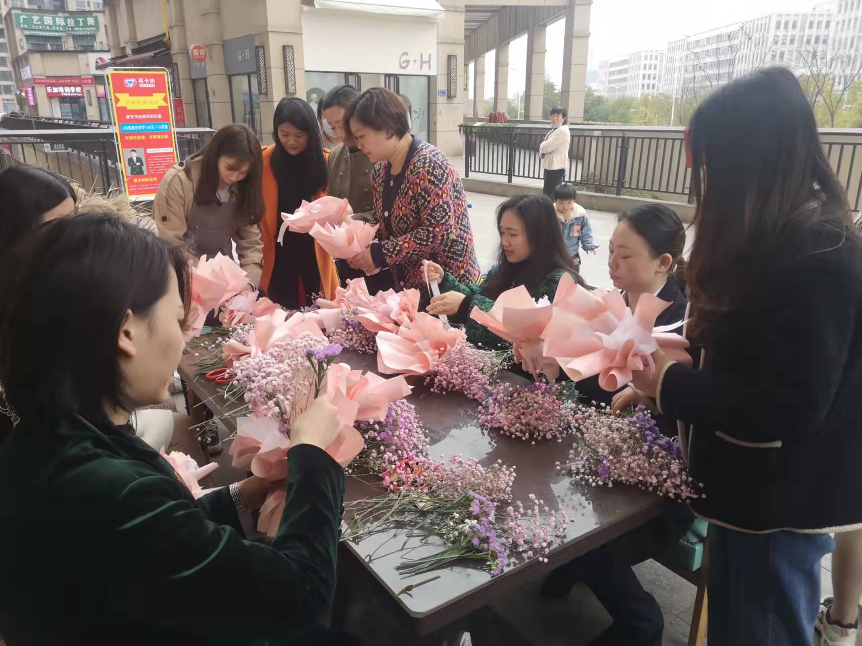 雨花区古樟树社区举行的“她力量”风采秀上，社区巧娘将缤纷花卉变成艺术花篮。  长沙晚报通讯员  满意 摄