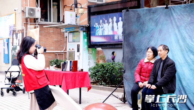 3月7日，爱心门店三一莊照相馆的摄影师免费为社区居民拍摄纪念照。 长沙晚报通讯员 盛磊 全媒体记者 周游 摄影报道