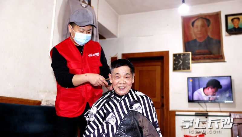 3月7日，爱心门店绮纪理发店的理发师上门为行动不便的独居老人舒维民理发。长沙晚报通讯员 盛磊 全媒体记者 周游 摄影报道