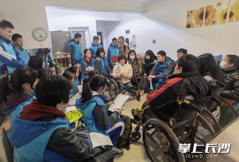 早在今年1月，同学们就实地走访了14户残障青年家庭，了解他们的生活状况和急需的生活用品，并收集了“愿望清单”。