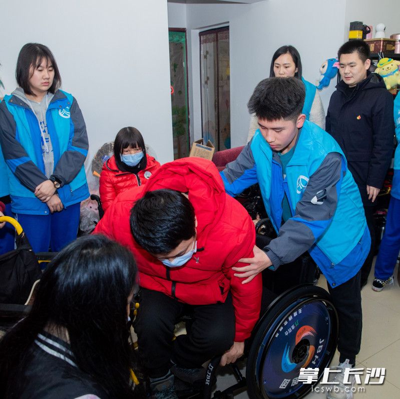 从开展爱心义卖筹款、对比价格、购买物品到送出物品，同学们准备了整整两个月时间。 