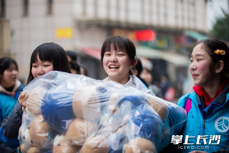 早在上个世纪80年代初，湖南师大附中就已启动“蓝精灵”志愿者活动，并在2005年成立“蓝精灵”志愿者总队，学生志愿注册率达100%，70%的青年教师主动成为注册志愿者。