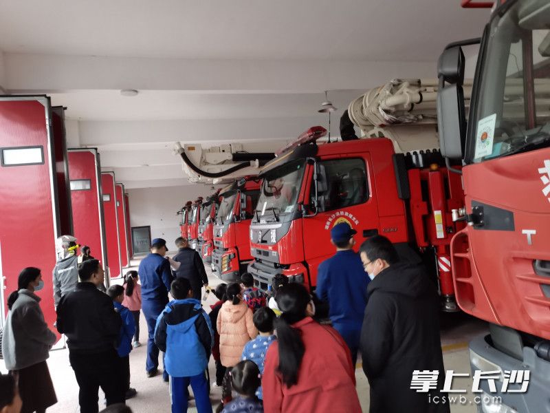 学生们在消防员的带领下餐馆消防车。