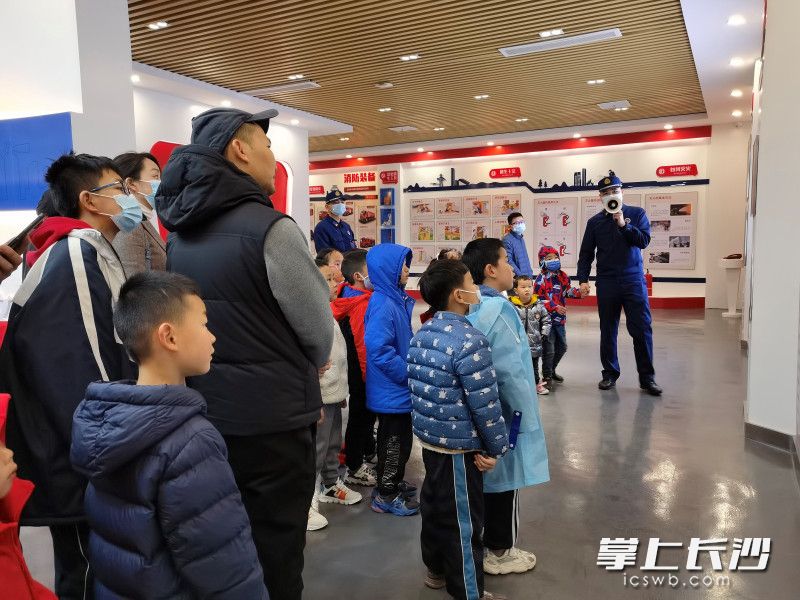在消防科普馆，学生和家长学习消防安全知识。