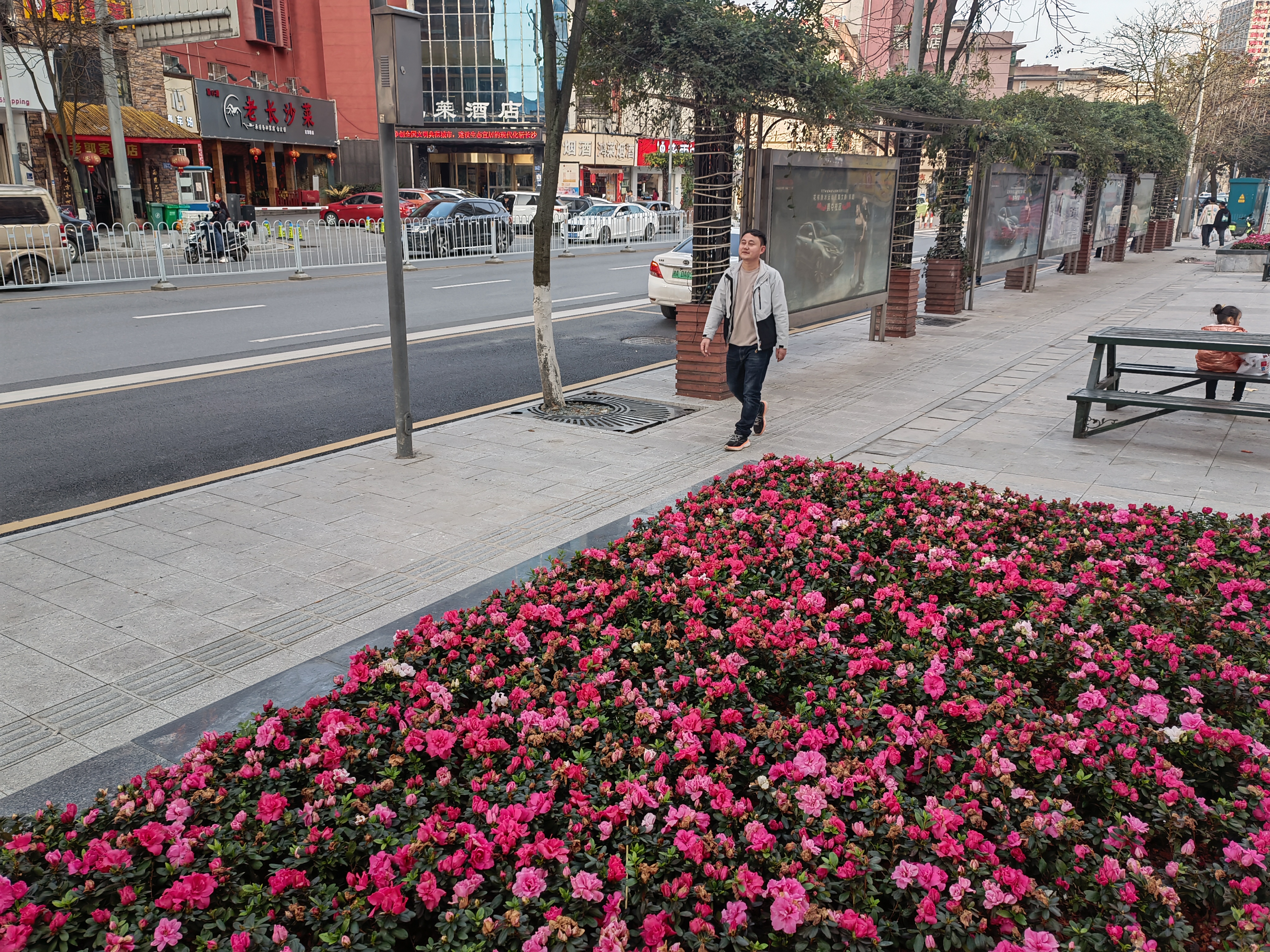 城南路（车站路—芙蓉路）道路空间品质提升工程已近尾声，麻石地面的人行道平整清爽，缤纷花池十分养眼。长沙晚报全媒体记者  胡媛媛 摄