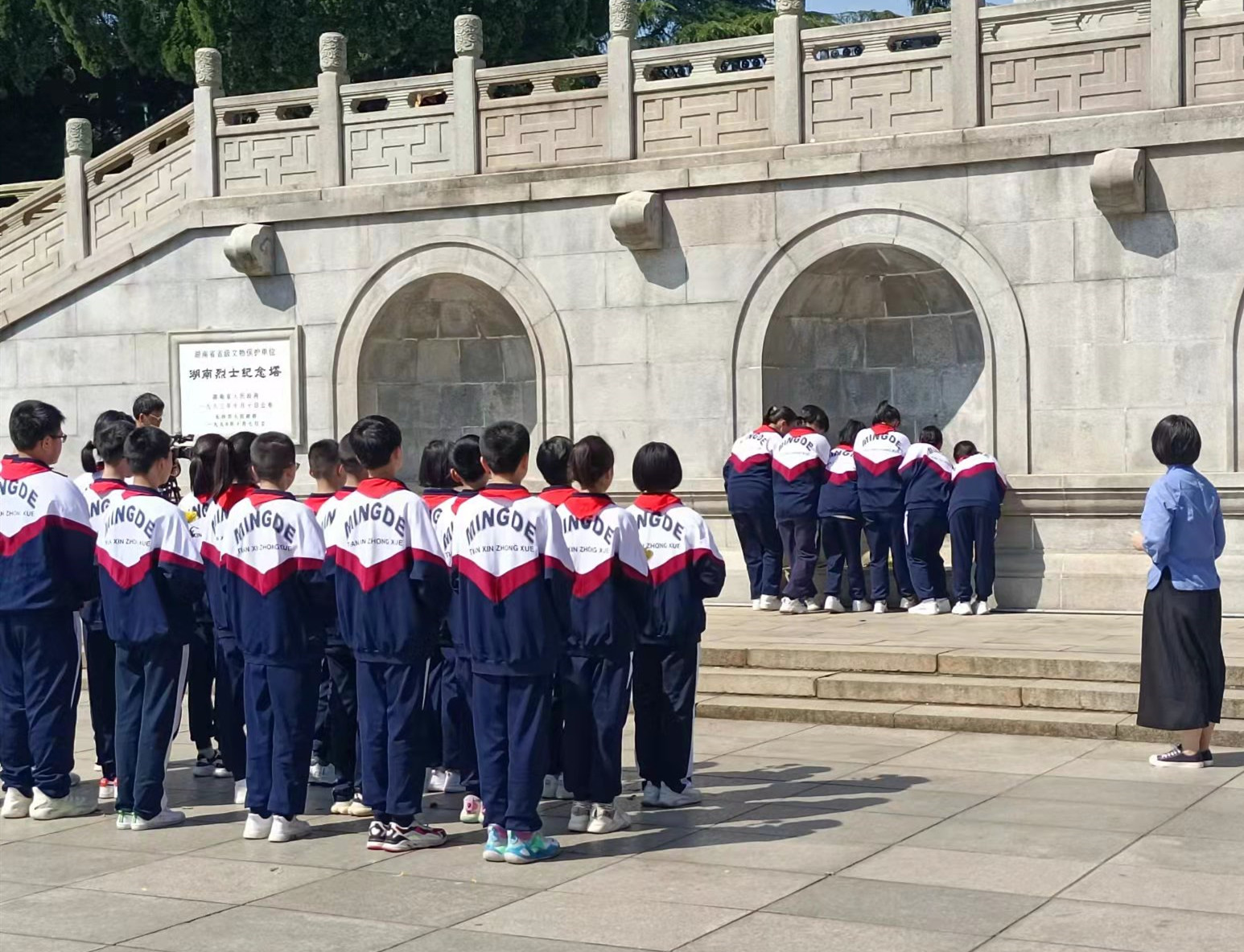 向烈士敬献鲜花。均为长沙晚报全媒体记者 陈良 摄