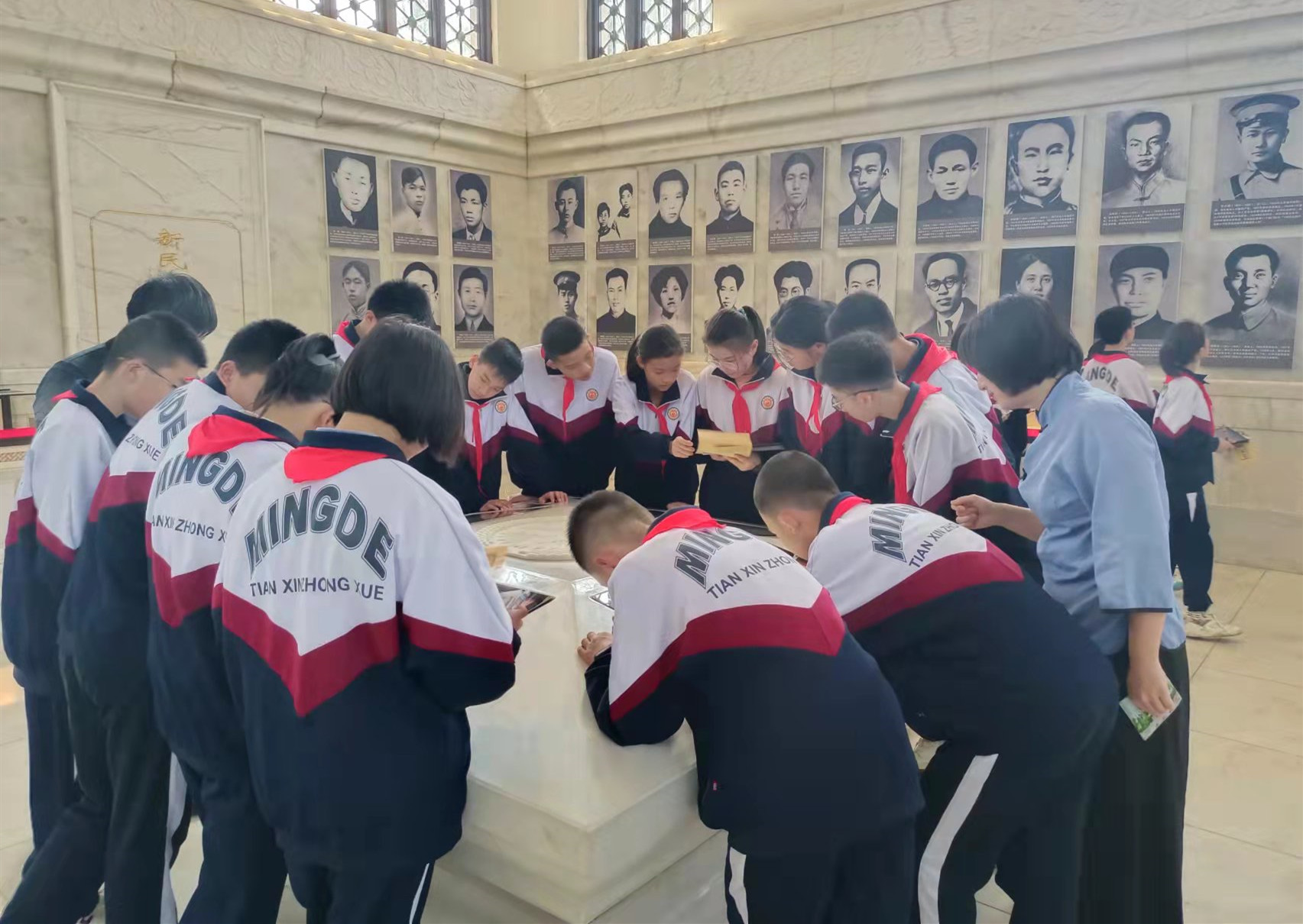 同学们通过厅内的电子资源库搜索相关资料。