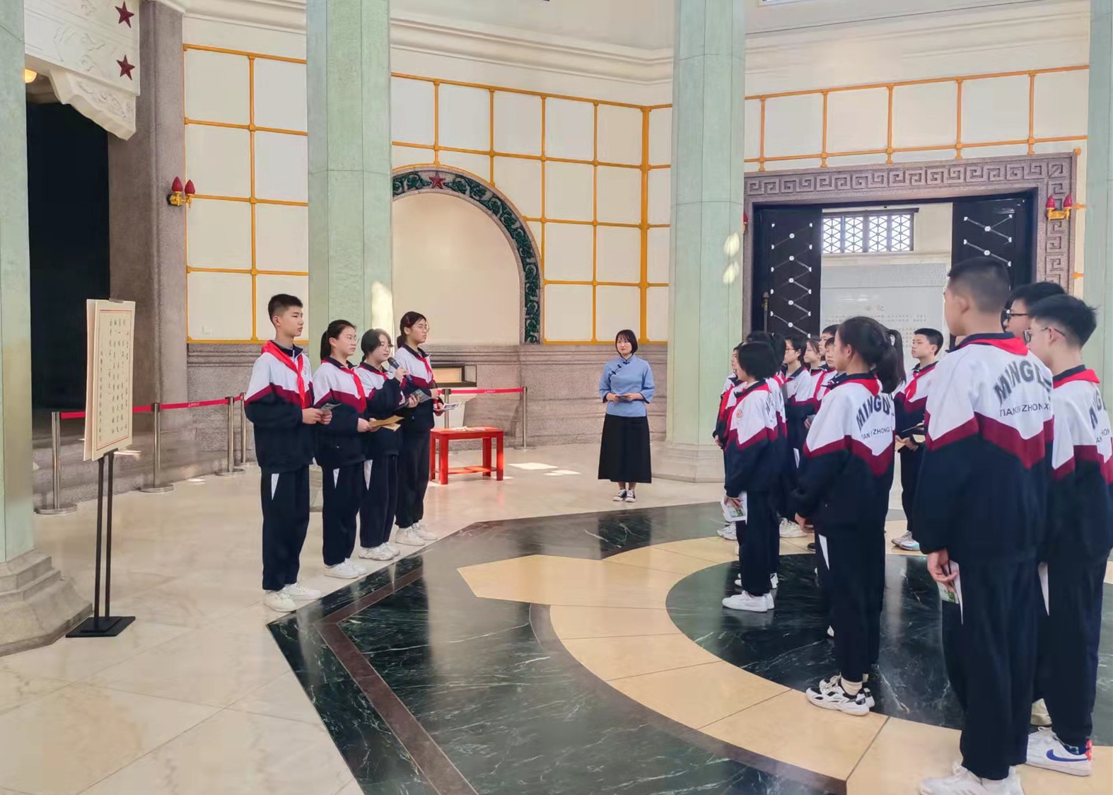 同学们分组分享“红色家书”背后的故事。