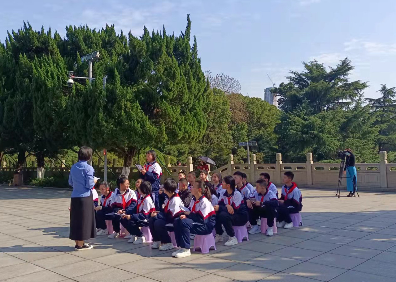 一名同学在朗读自己写给烈士的信。