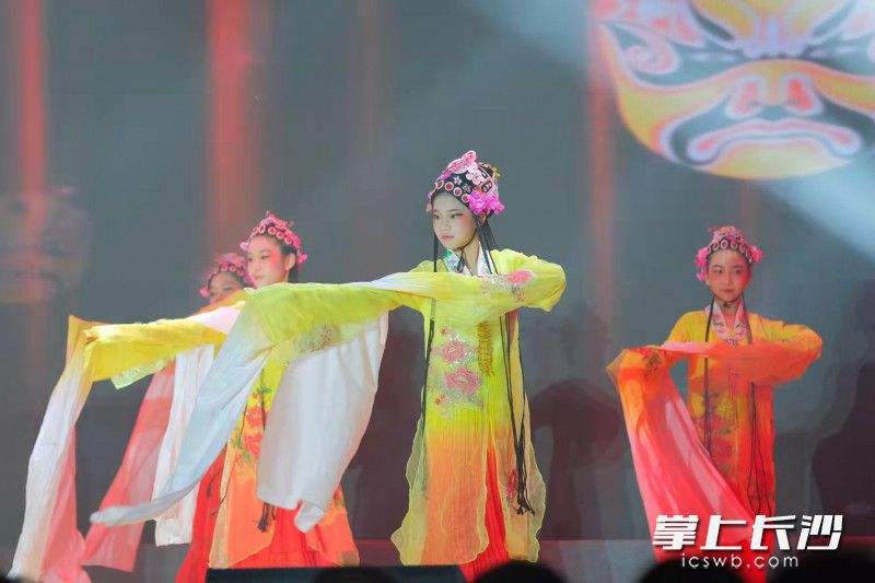 今日上午，长沙县2022年“五好”教育艺体科技工作会议在长沙县黄花镇黄龙小学举行，来自该县24所中小学的420名师生向台下观众献上了一场融合艺术、体育、科技元素的视觉盛宴。均为长沙晚报通讯员 章帝 摄