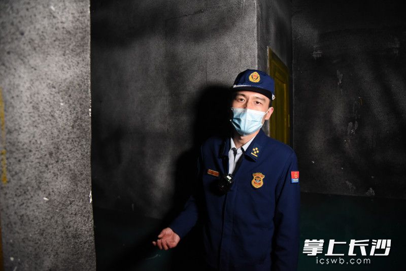 消防监督员易楠现场指出企业存在的火灾隐患。均为长沙晚报全媒体记者 刘琦 摄