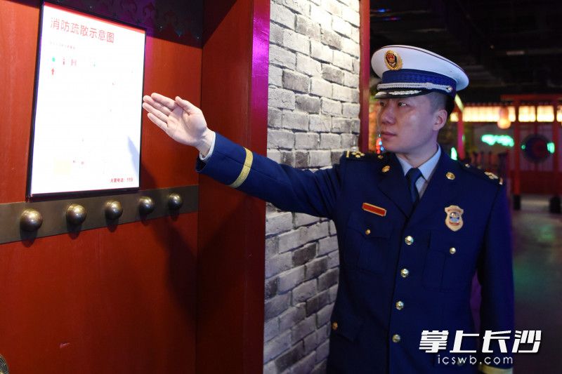 天心区消防救援大队副大队长陈冶提醒，消费者要留意消防疏散示意图，确保发生紧急情况时能够顺利逃生。